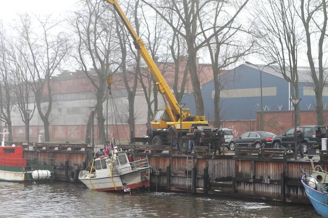 Prie Danės krantinių iš vandens traukė laivą