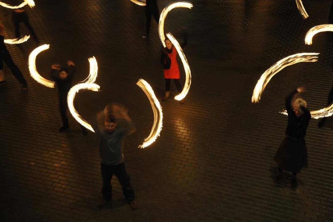 Lynojant 40 fakyrų šoko su ugnimi (pasiekti du rekordai)