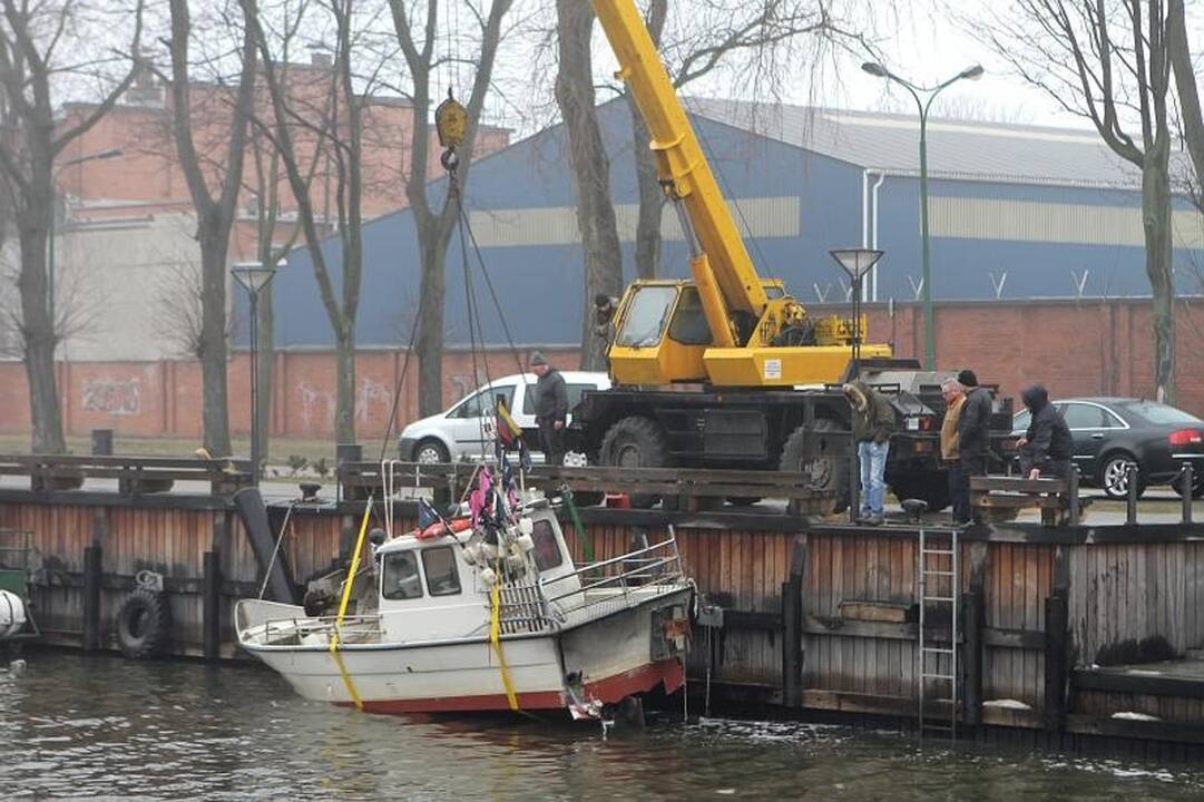 Prie Danės krantinių iš vandens traukė laivą