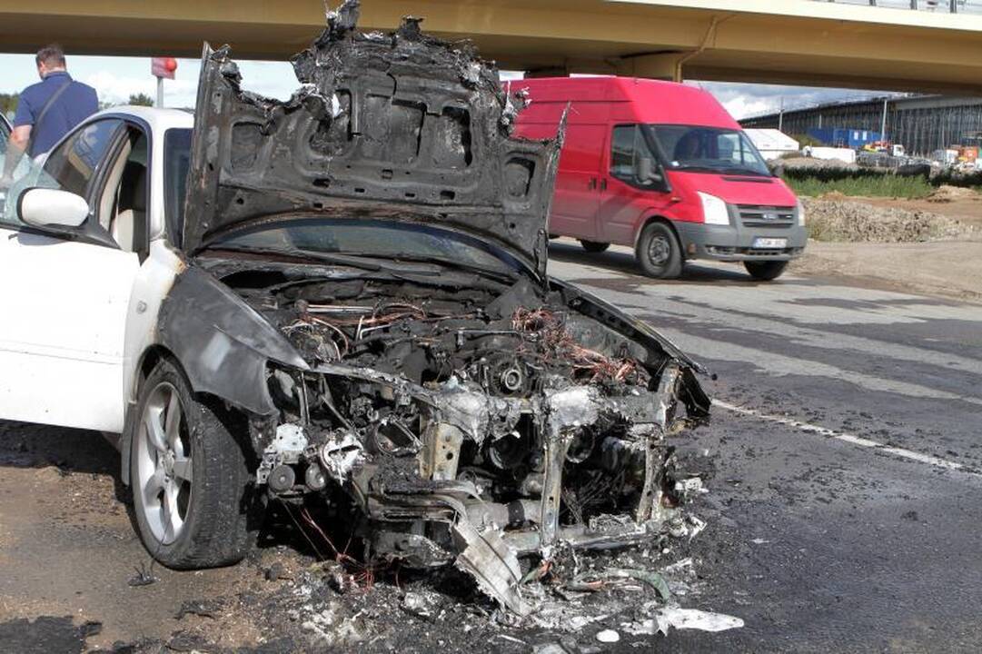 Jakų žiede užsidegė dvejų metų senumo automobilis