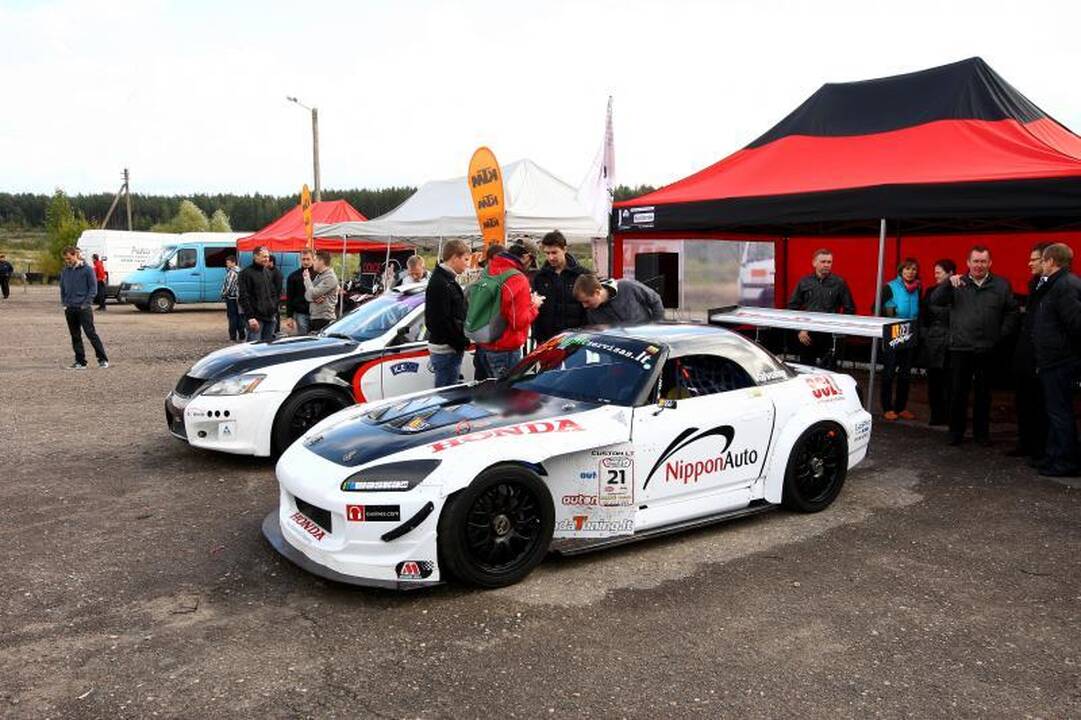 Autosporto mėgėjų šventę  Kačerginėje apniaukė lietus 
