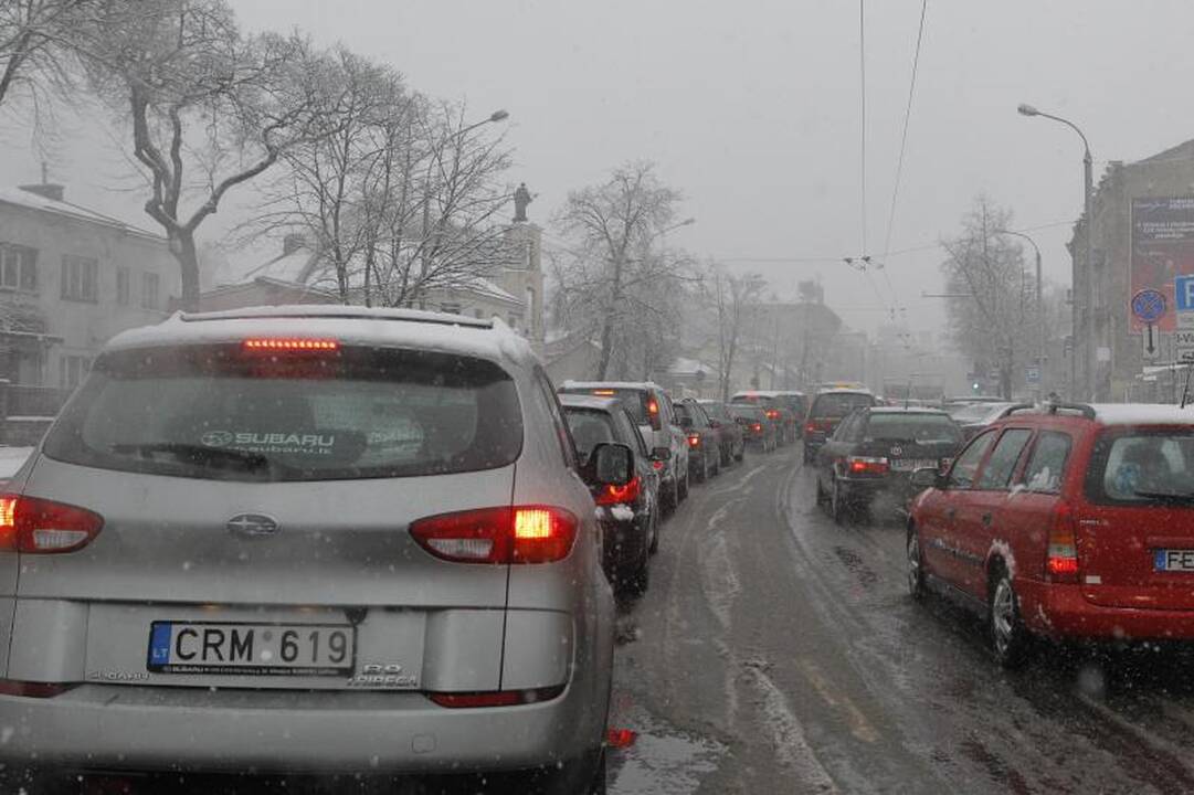 Vilniuje susidarė kilometrinės automobilių spūstys