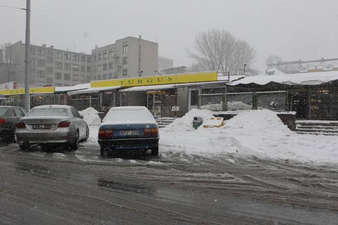 Vilniuje susidarė kilometrinės automobilių spūstys