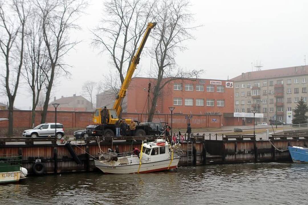 Prie Danės krantinių iš vandens traukė laivą
