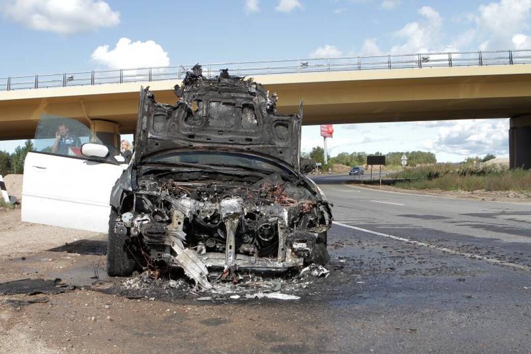 Jakų žiede užsidegė dvejų metų senumo automobilis