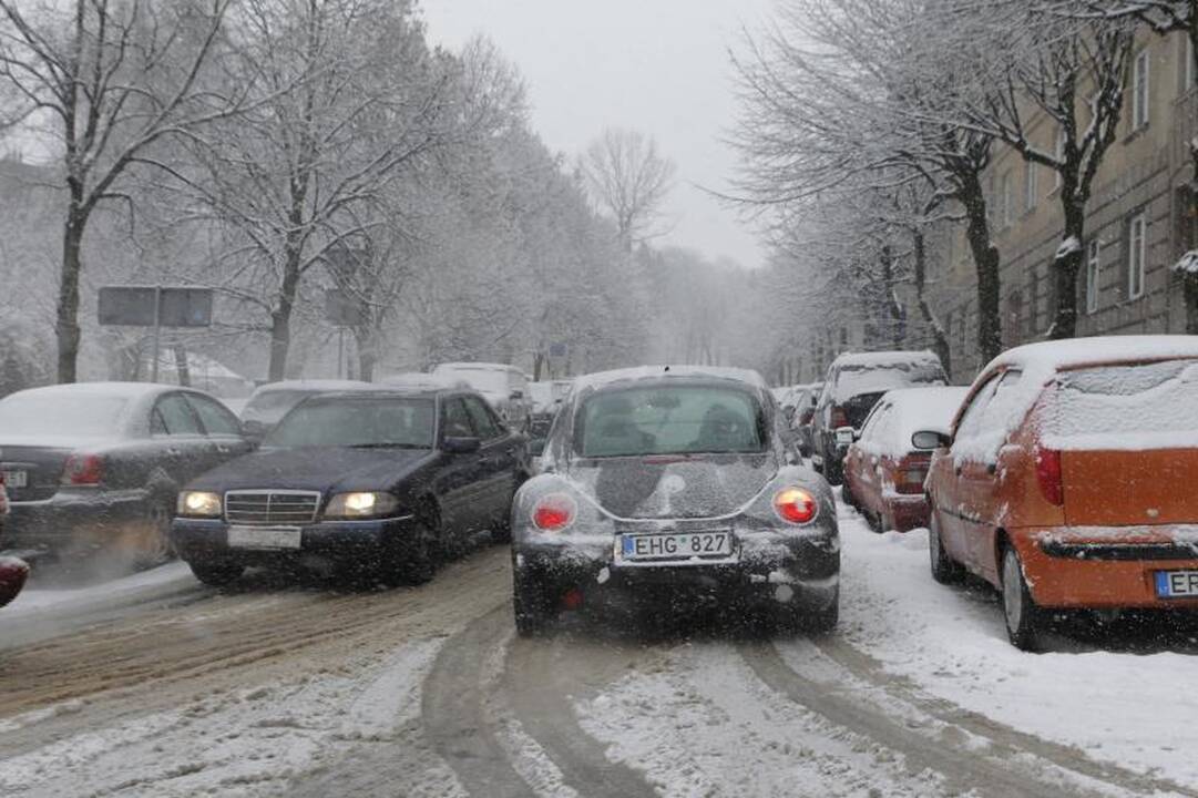 Vilniuje susidarė kilometrinės automobilių spūstys
