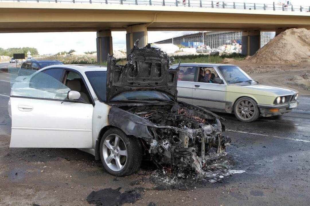 Jakų žiede užsidegė dvejų metų senumo automobilis