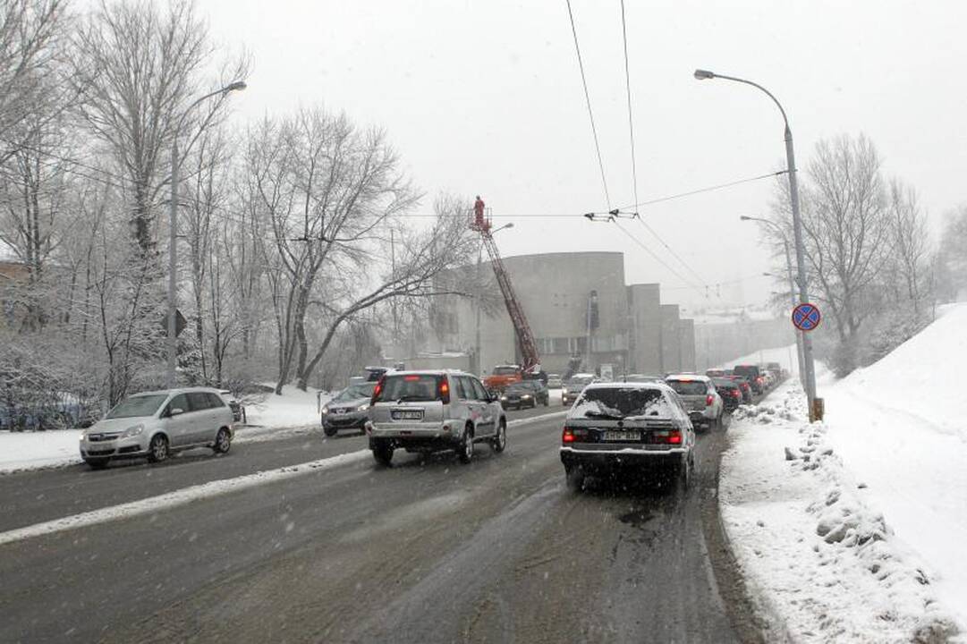 Vilniuje susidarė kilometrinės automobilių spūstys
