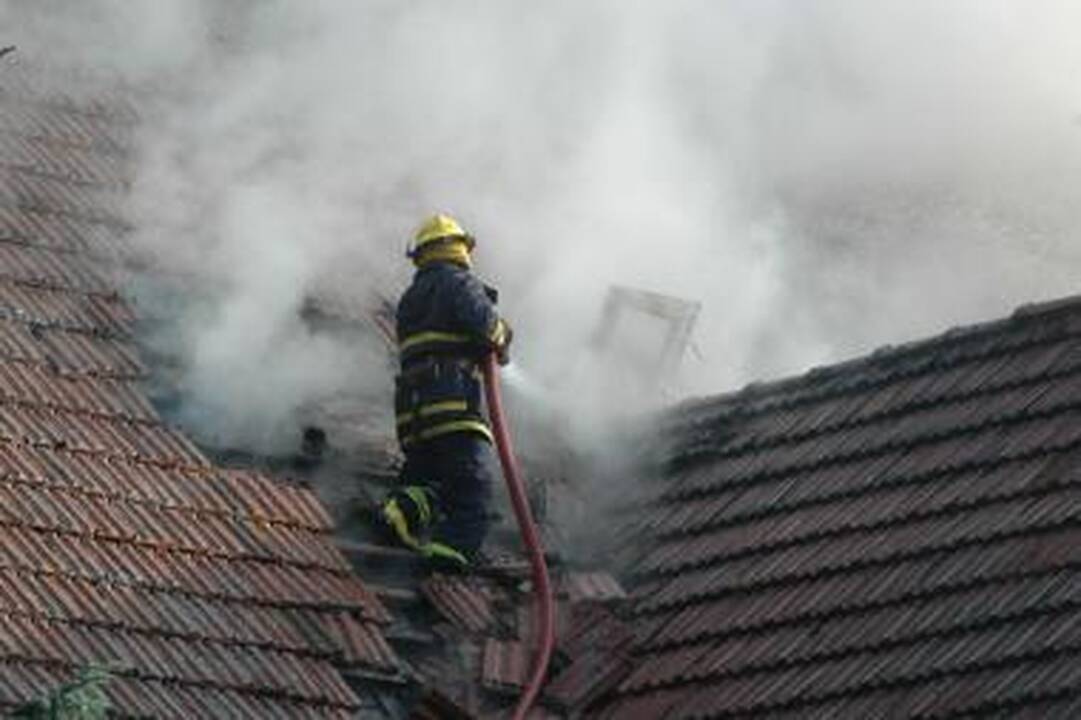 Nidoje liepsnojo viešbučio stogas
