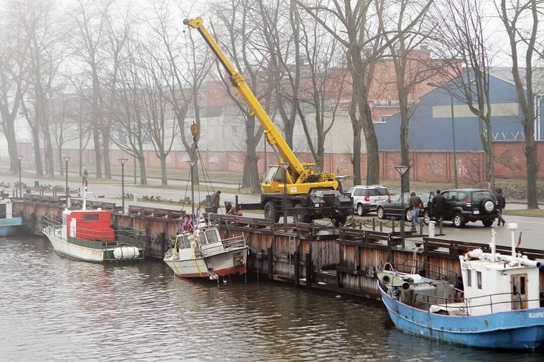 Prie Danės krantinių iš vandens traukė laivą