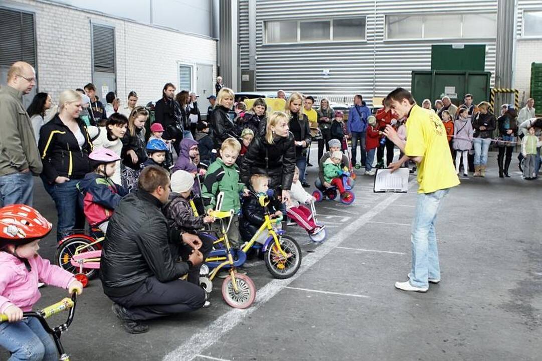 Mažieji klaipėdiečiai varžėsi triratukų ir paspirtukų lenktynėse
