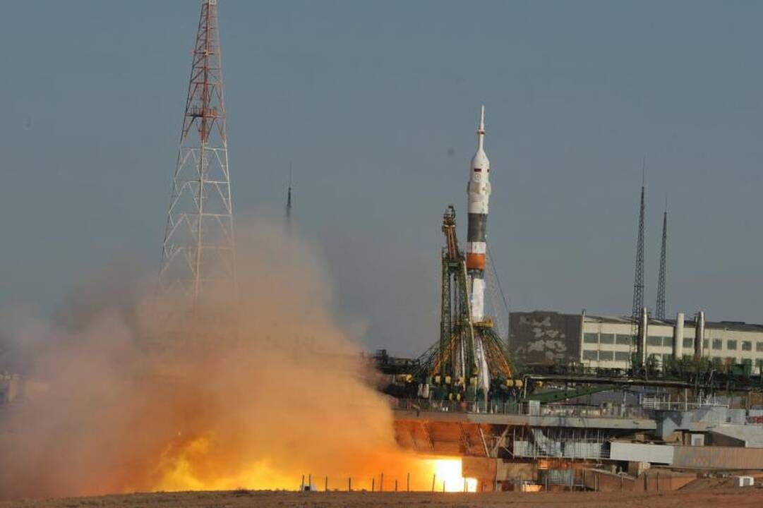 Rusijos raketa iškėlė į orbitą kapsulę su trijų žmonių įgula