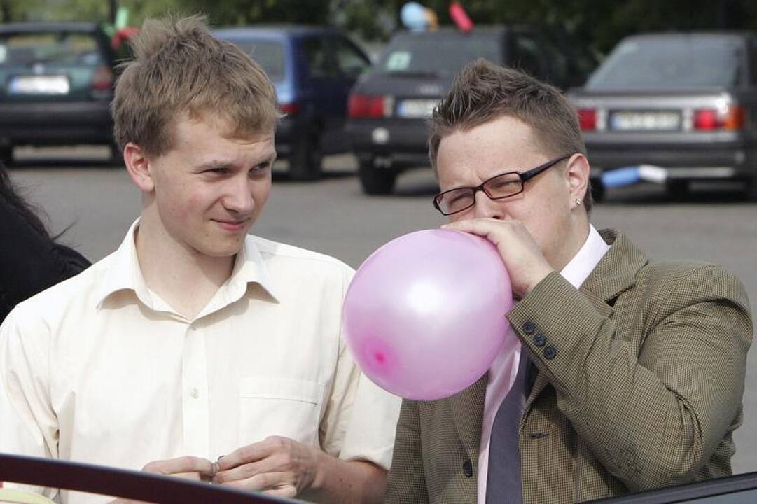 Abiturientai švenčia paskutinį skambutį