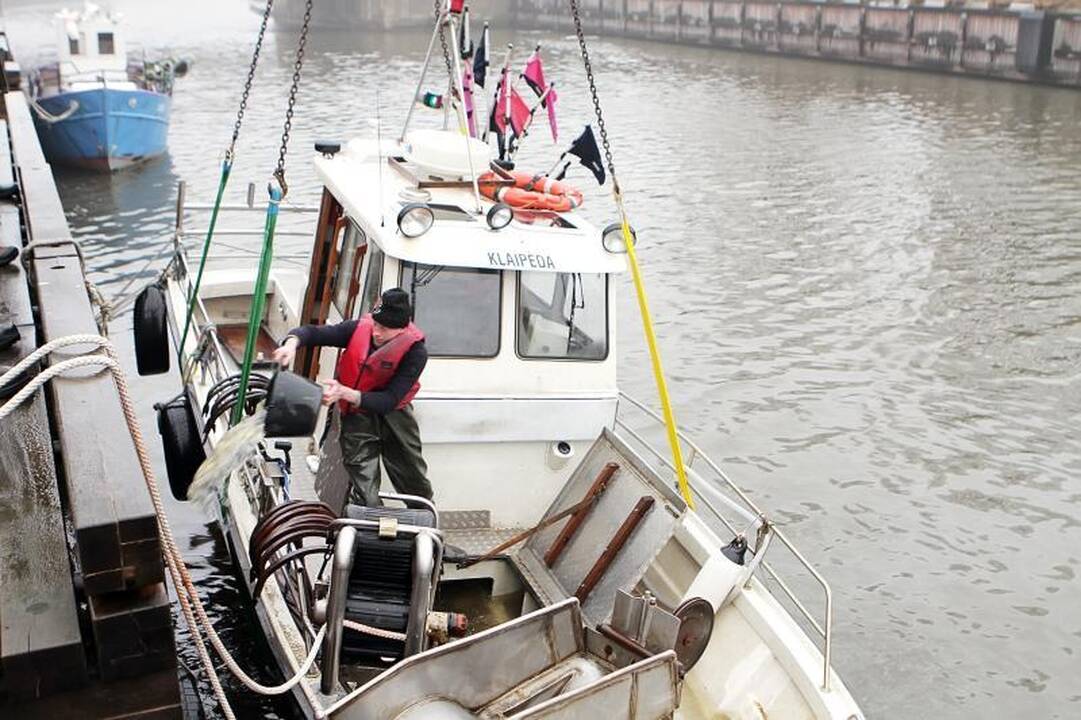 Prie Danės krantinių iš vandens traukė laivą