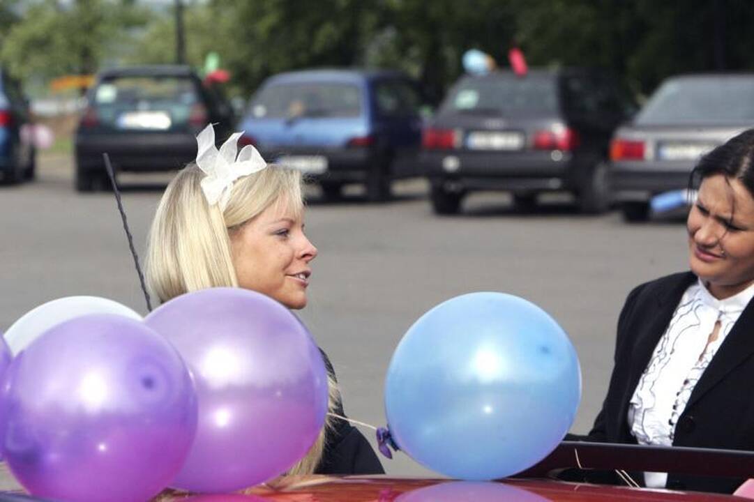 Abiturientai švenčia paskutinį skambutį