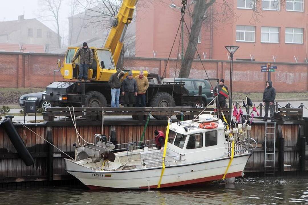 Prie Danės krantinių iš vandens traukė laivą
