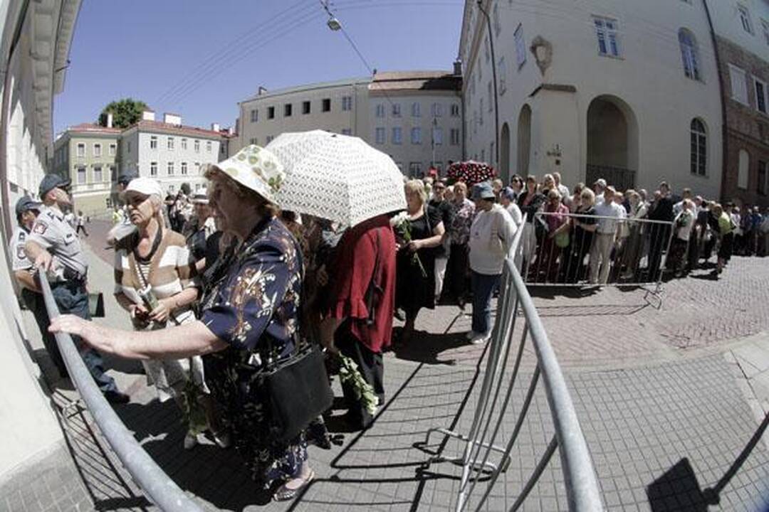 A.Brazausko laidotuvės - gedulas išsisklaido už kampo