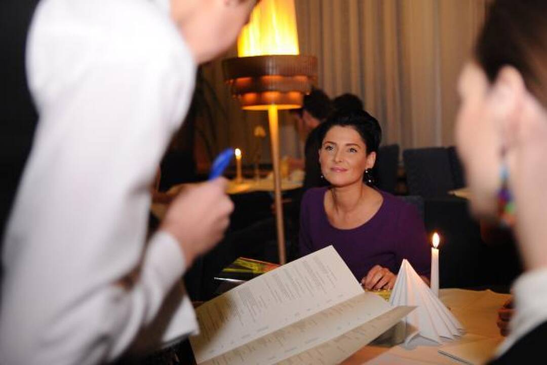 Prie Baltarusijos ambasados vilniečiai deda gėles
