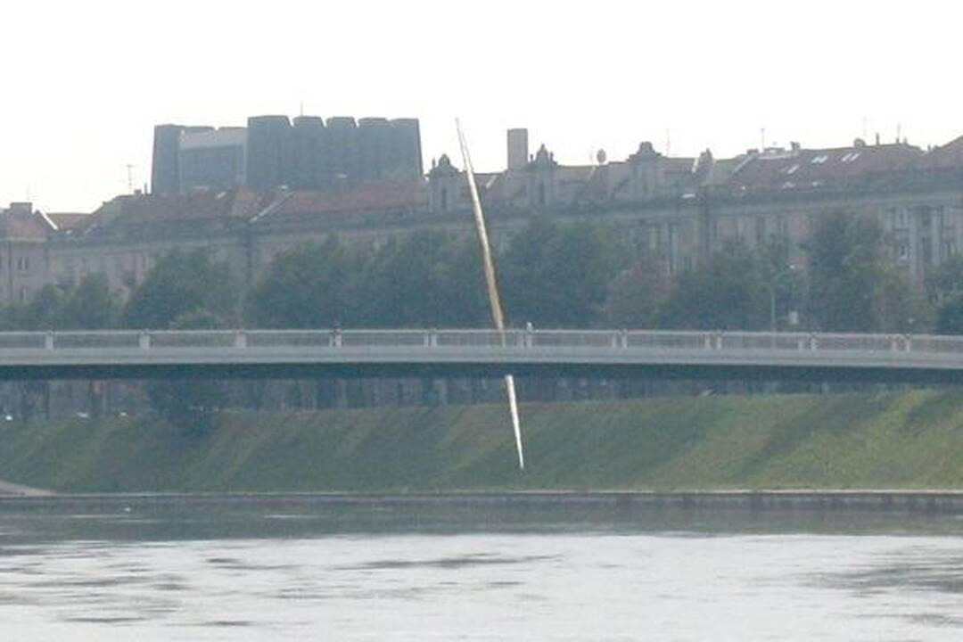 Vilniaus tiltus papuoš toną sveriančios plieninės skulptūros