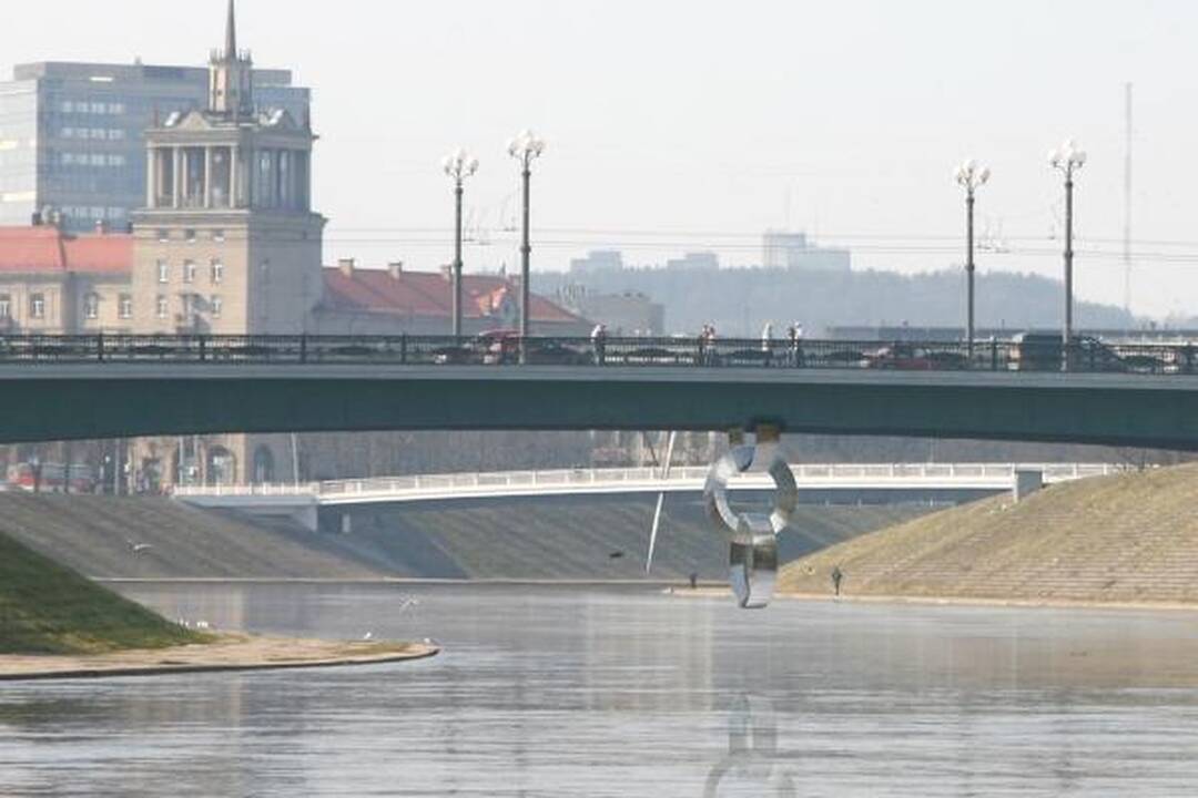 Vilniaus tiltus papuoš toną sveriančios plieninės skulptūros