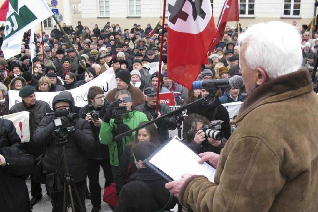 Prie prezidentūros aidėjo: „Neleiskime žaginti tėvynės“
