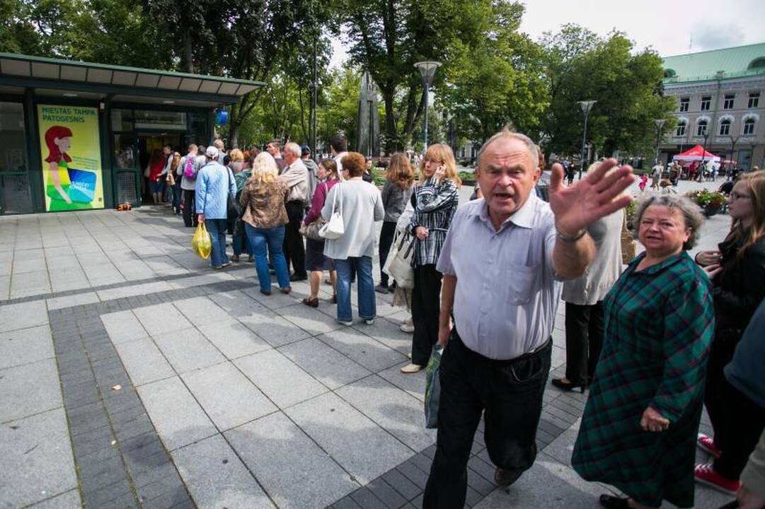 Norint pasipildyti naująjį e.bilietą, tenka stovėti eilėje