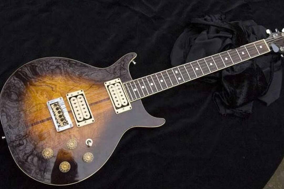 Ant brangiausiai pasaulyje parduotos gitaros – Bryano Adamso parašas