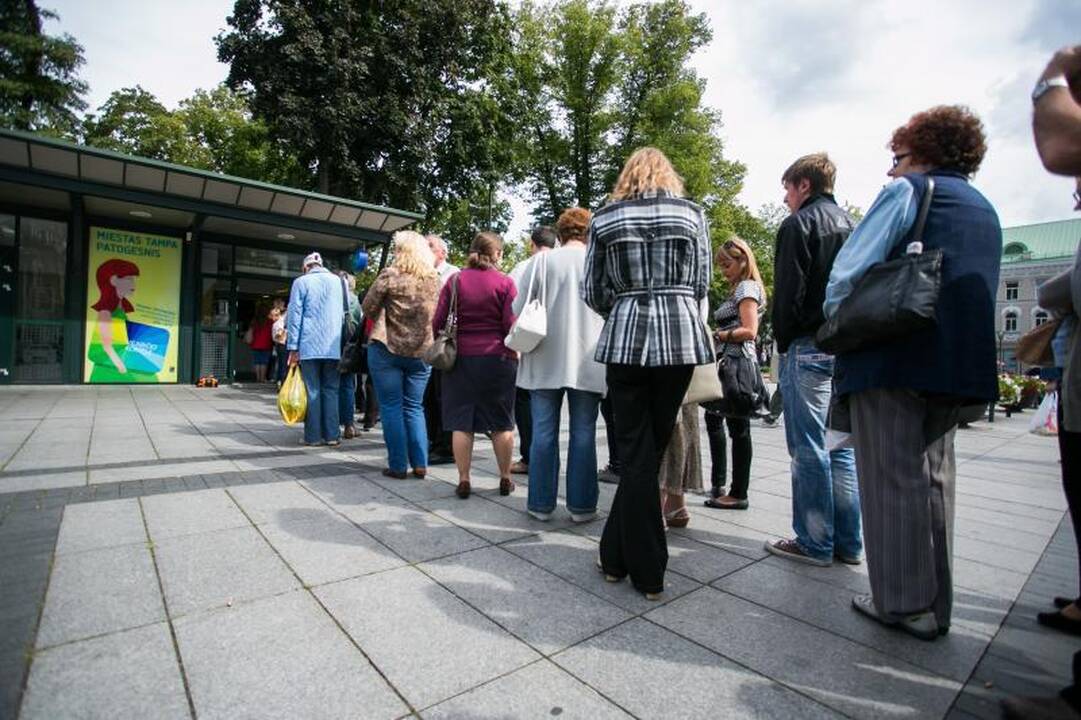 Norint pasipildyti naująjį e.bilietą, tenka stovėti eilėje
