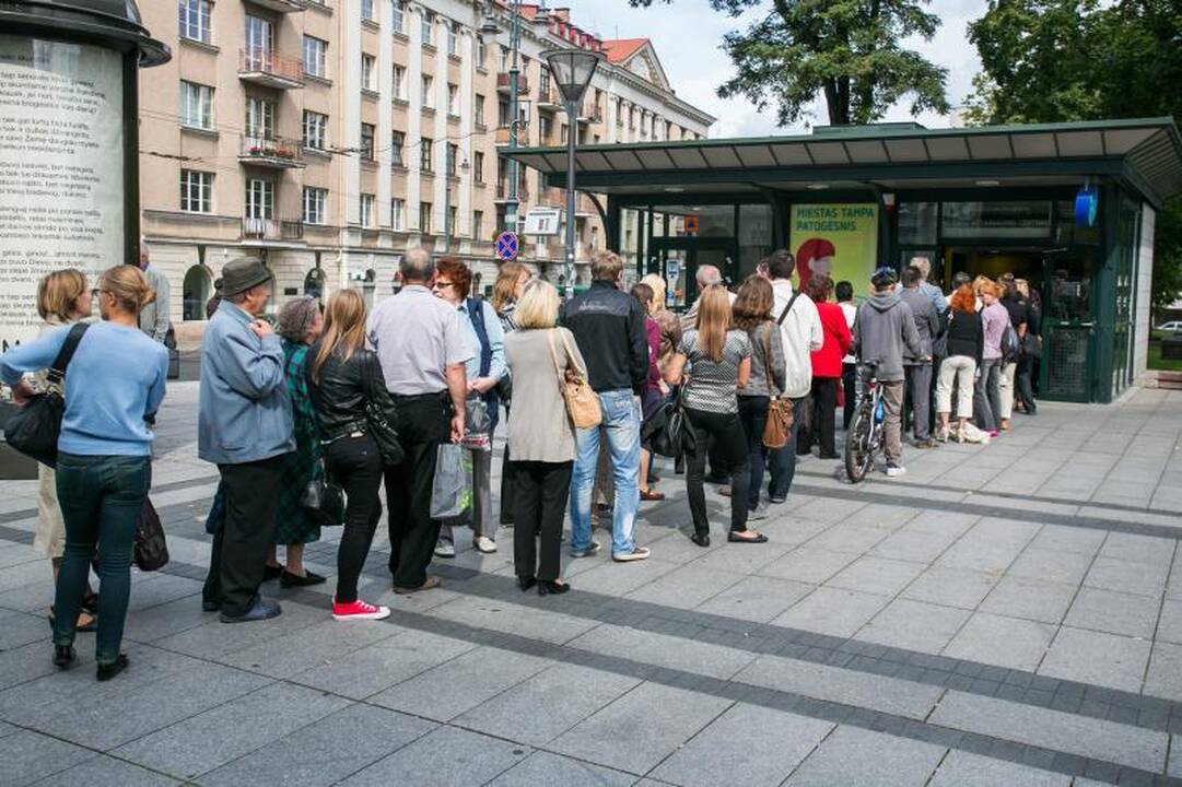 Norint pasipildyti naująjį e.bilietą, tenka stovėti eilėje