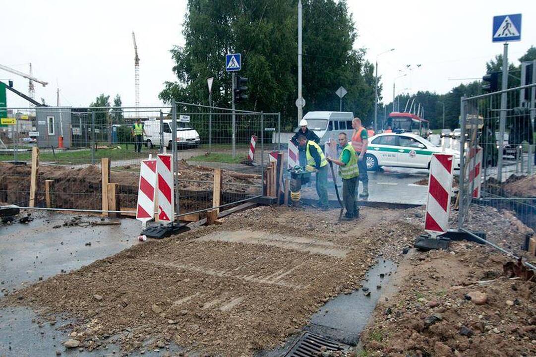 Prasivėrus duobei Antakalnyje sustabdytas eismas