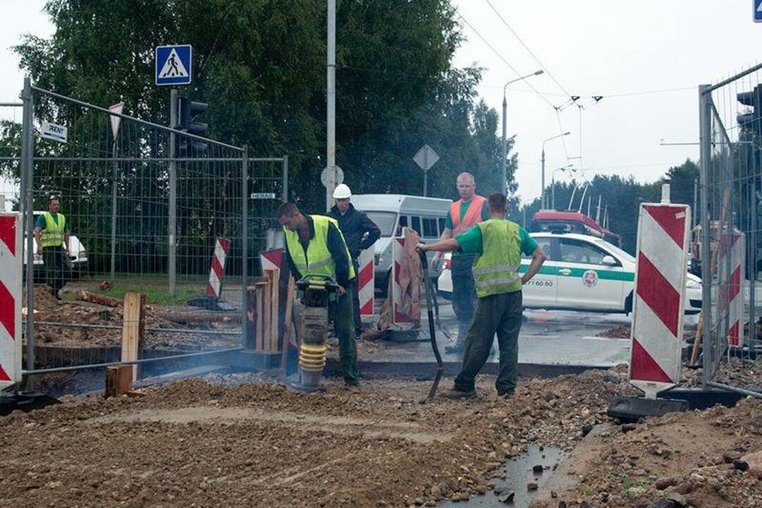 Prasivėrus duobei Antakalnyje sustabdytas eismas