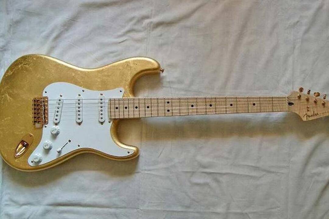 Ant brangiausiai pasaulyje parduotos gitaros – Bryano Adamso parašas