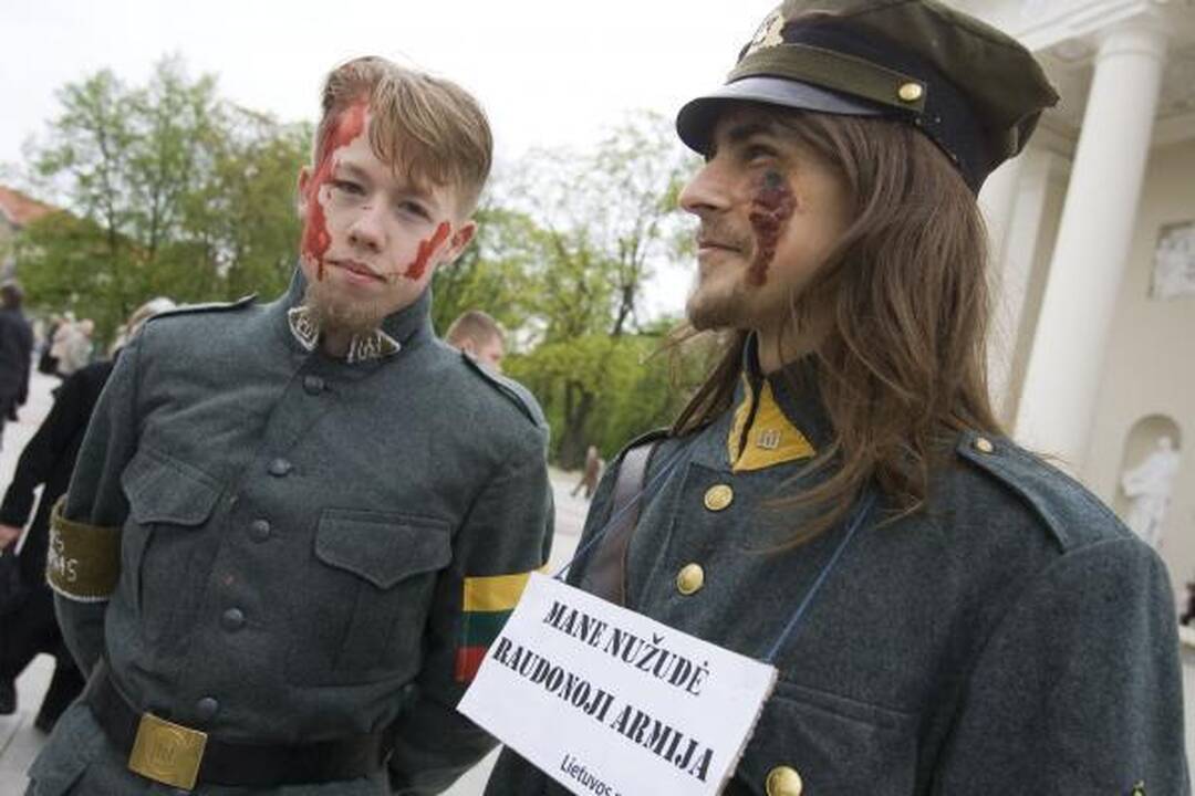 Veteranų eitynes Vilniuje lydėjo priešiški šūkiai (papildyta 15.50 val.)