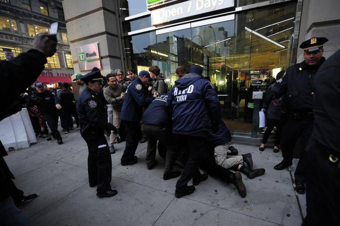 Niujorke protestuotojai užplūdo Bruklino tiltą