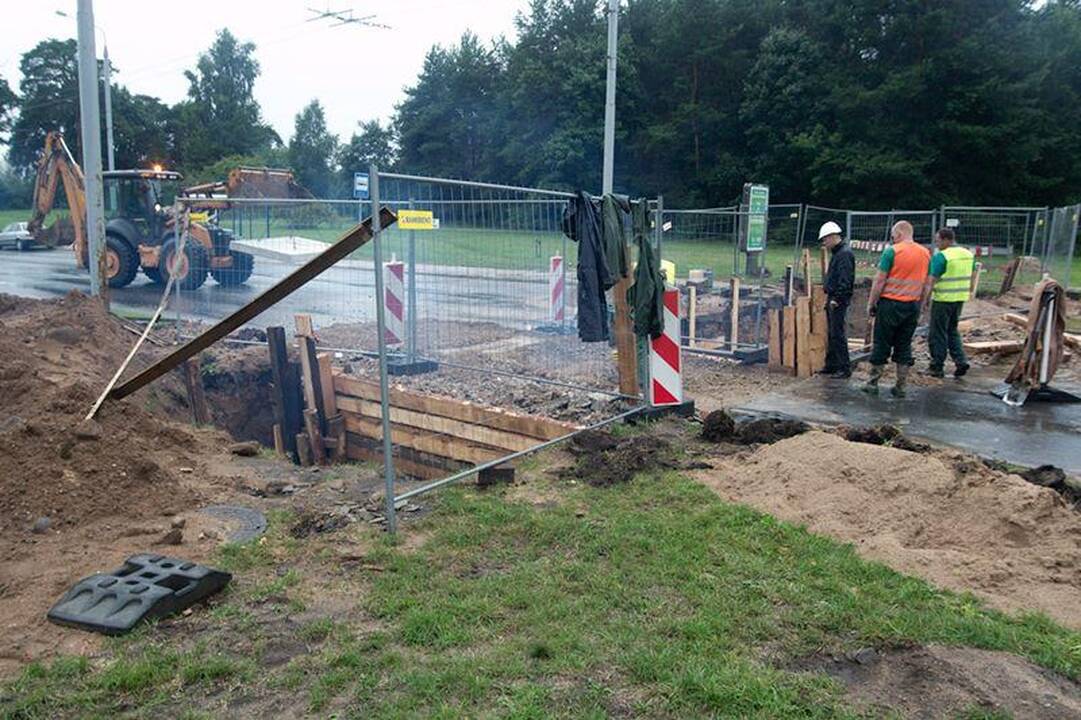 Prasivėrus duobei Antakalnyje sustabdytas eismas