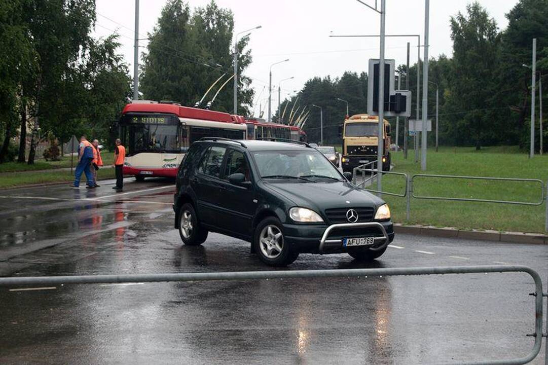 Prasivėrus duobei Antakalnyje sustabdytas eismas