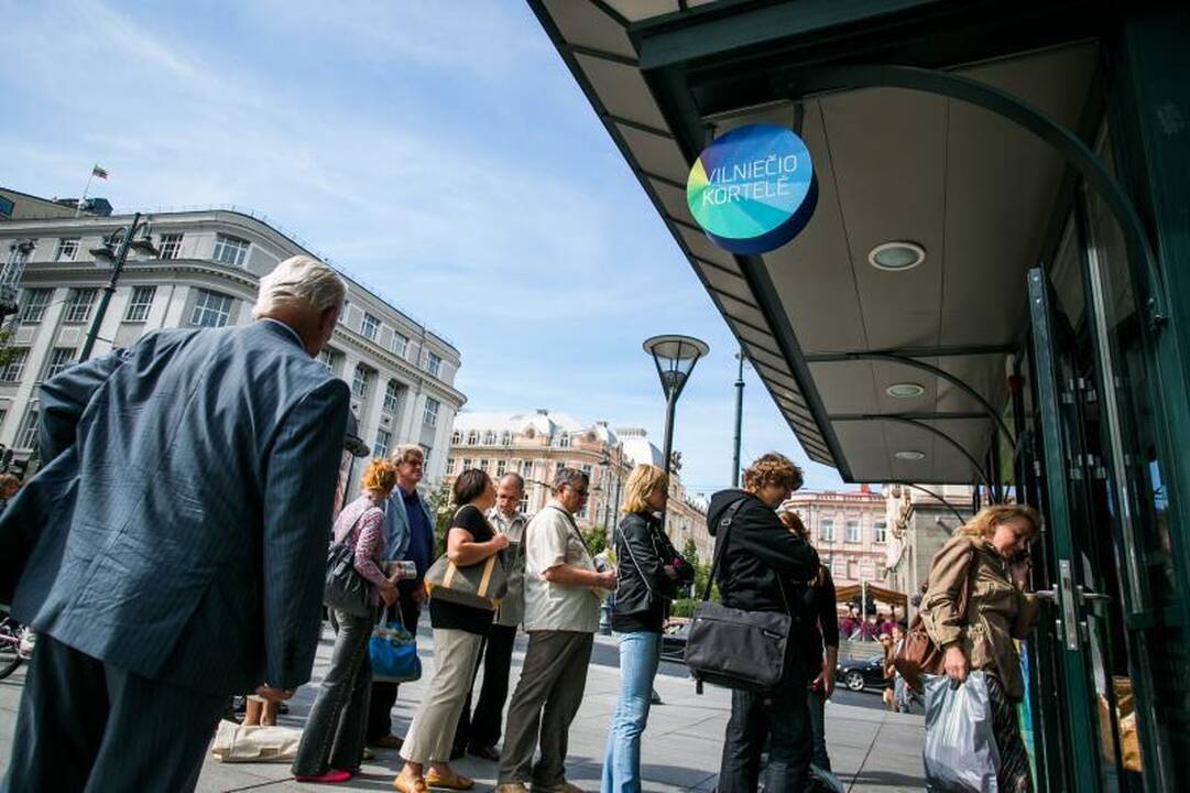 Norint pasipildyti naująjį e.bilietą, tenka stovėti eilėje