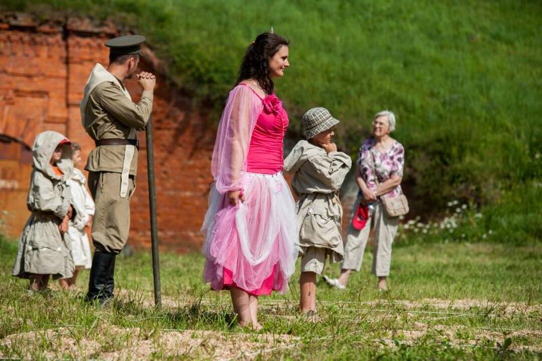 Forto pieva virto šachmatų lenta, o žmonės – karaliais ir rikiais