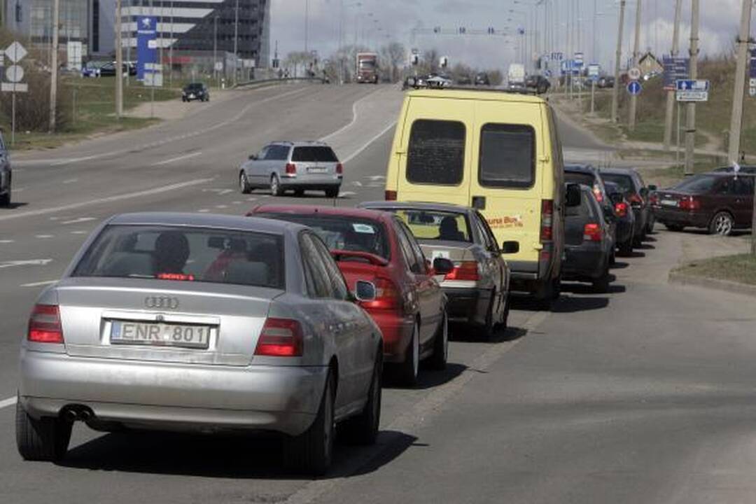 Protestuojantys vairuotojai blokavo degalines