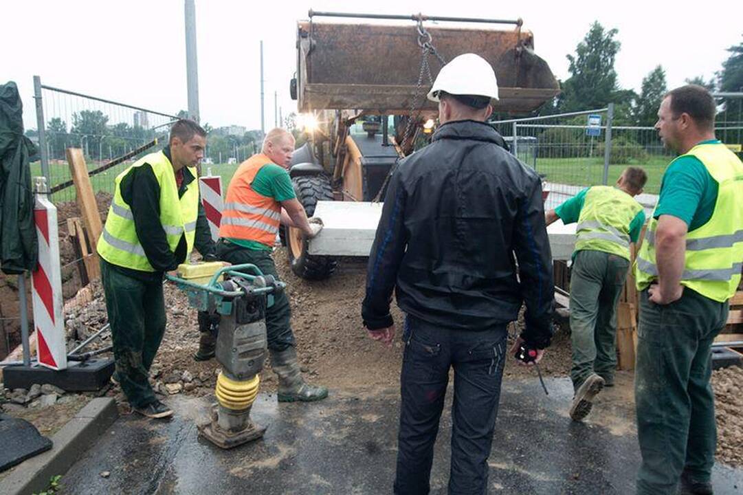 Prasivėrus duobei Antakalnyje sustabdytas eismas