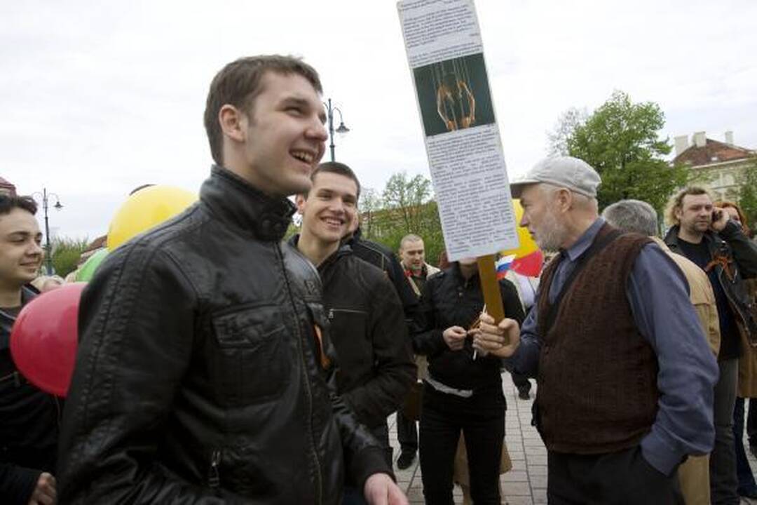 Veteranų eitynes Vilniuje lydėjo priešiški šūkiai (papildyta 15.50 val.)