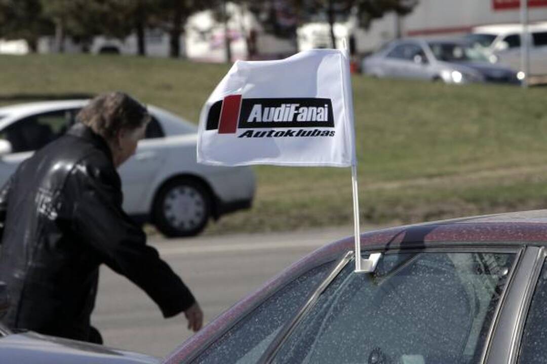 Protestuojantys vairuotojai blokavo degalines