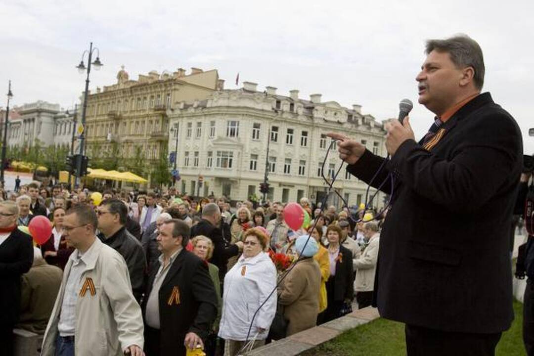 Veteranų eitynes Vilniuje lydėjo priešiški šūkiai (papildyta 15.50 val.)