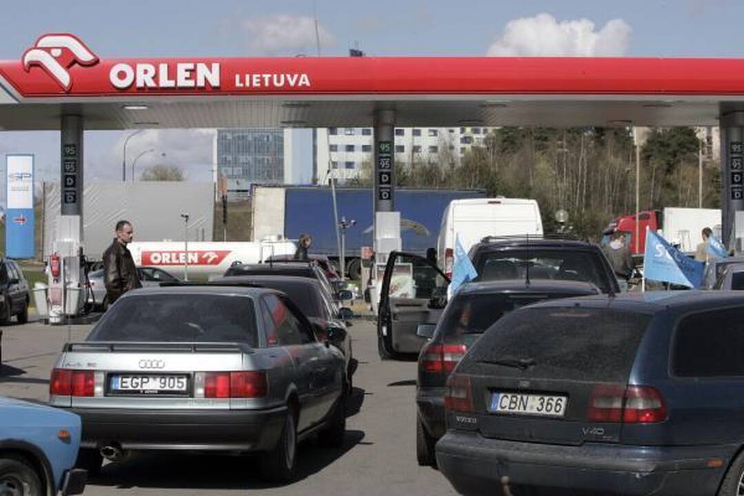 Protestuojantys vairuotojai blokavo degalines