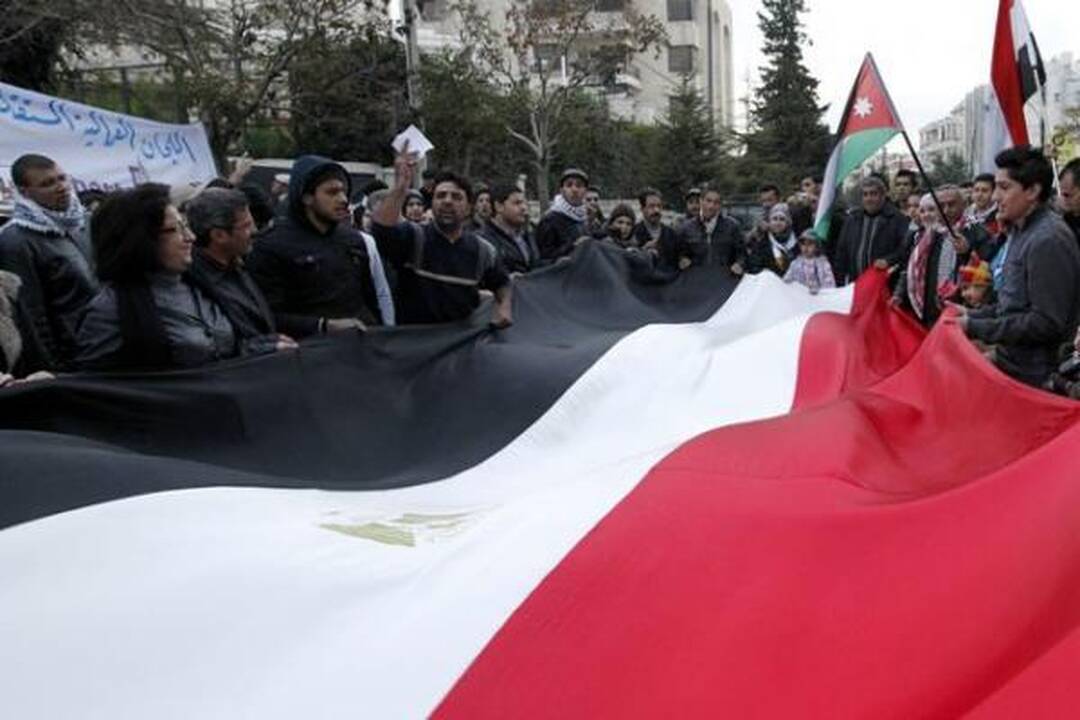 Protesto akcijos Egipte plečiasi, kareiviai blokuoja priėjimus prie prezidento rūmų