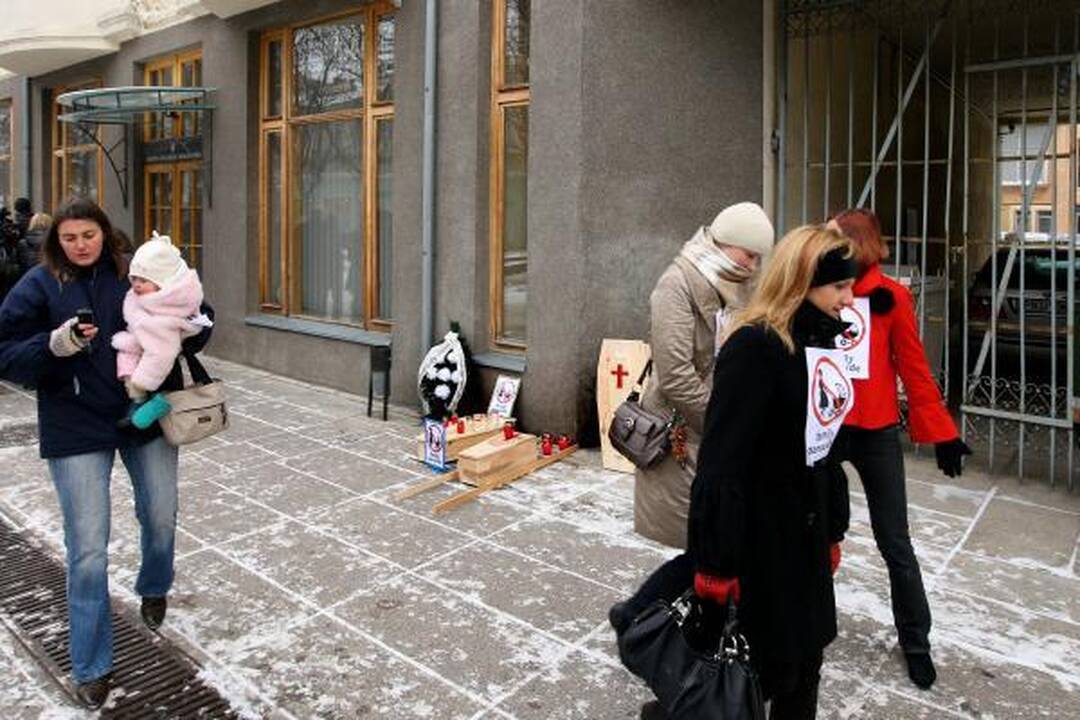 Prie prokuratūros - karstai ir vainikai (papildyta)