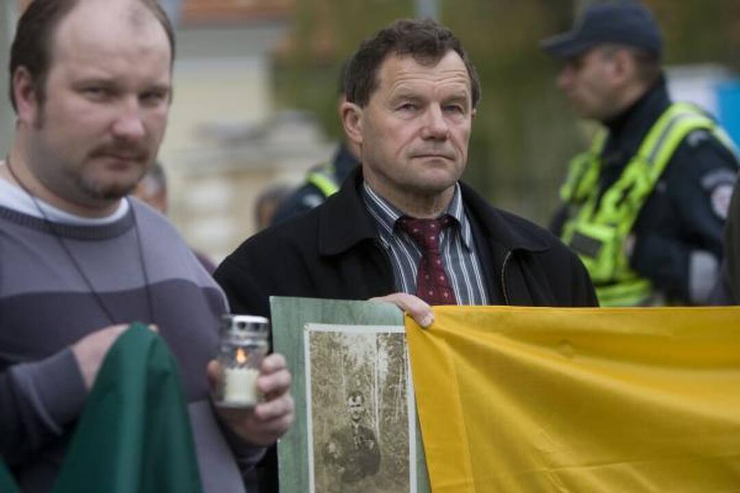 Veteranų eitynes Vilniuje lydėjo priešiški šūkiai (papildyta 15.50 val.)