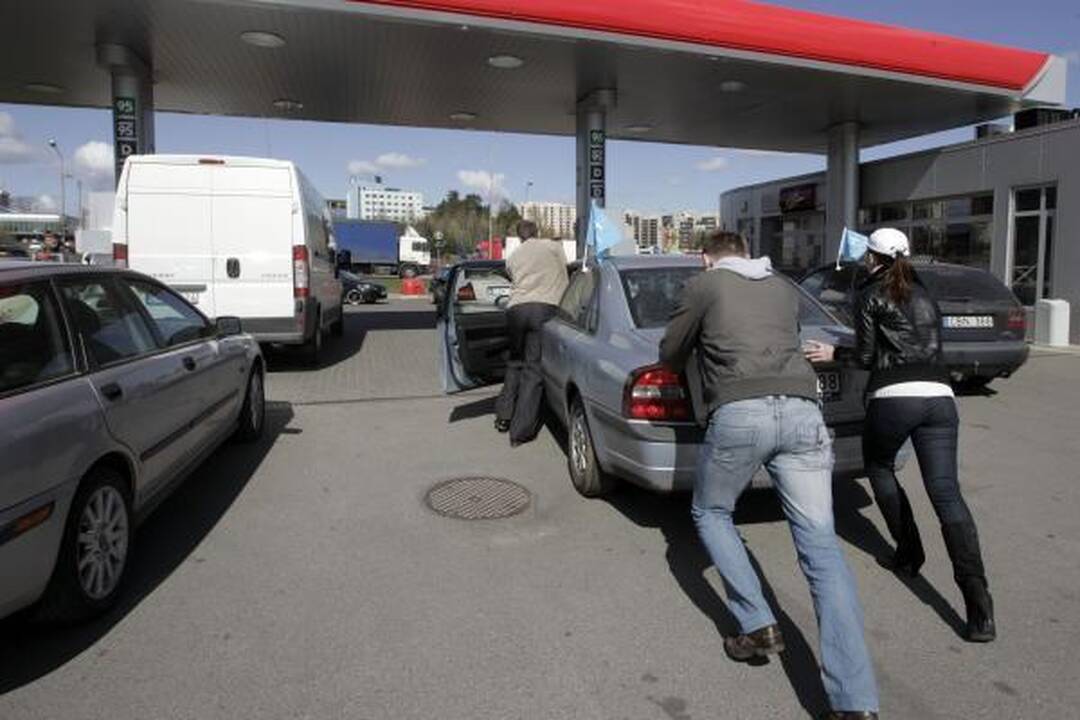 Protestuojantys vairuotojai blokavo degalines