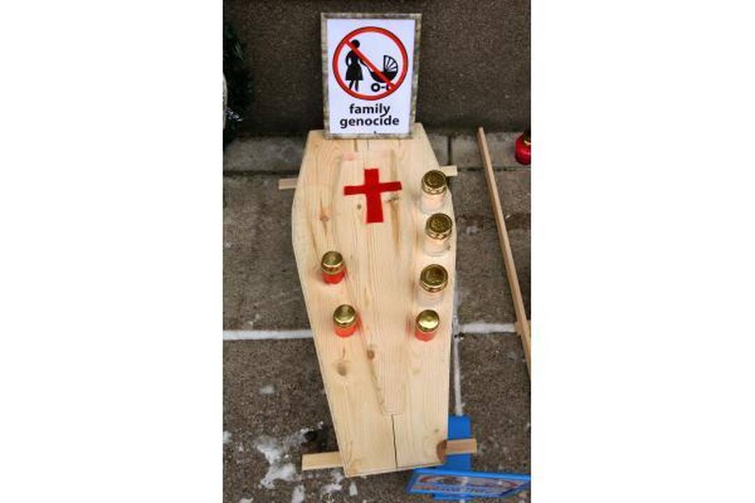 Prie prokuratūros - karstai ir vainikai (papildyta)