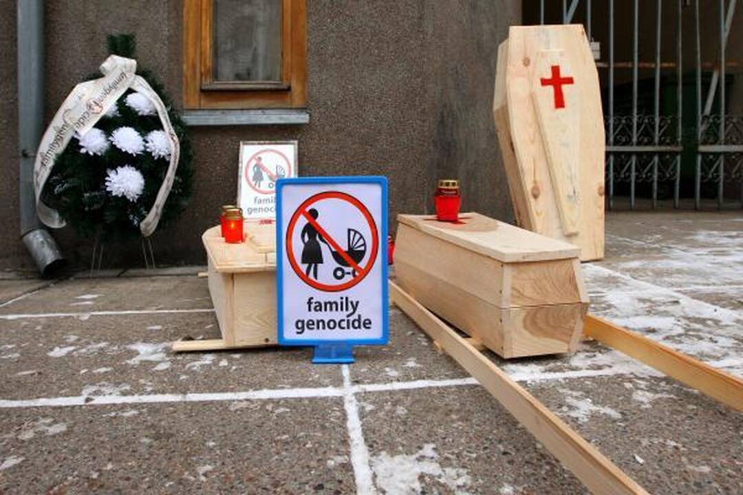 Prie prokuratūros - karstai ir vainikai (papildyta)
